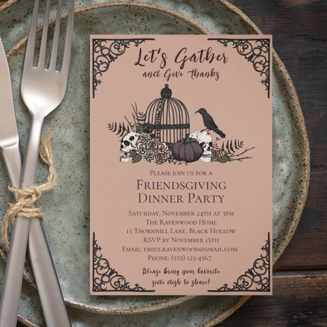 Convite Capacidades e Rosas Góticos dão amizade aos Obriga (Gothic Friendsgiving Dinner Vintage Rose Invite. Hand-Drawn Skull Roses Birdcage Pumpkin Fall Leaves)