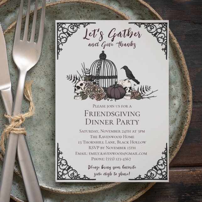 Convite Capacidades e Rosas Góticos dão amizade aos Obriga (Gothic Friendsgiving Dinner Gray Invite. Hand-Drawn Skulls, Roses, Birdcage, Pumpkin & Fall Leaves)