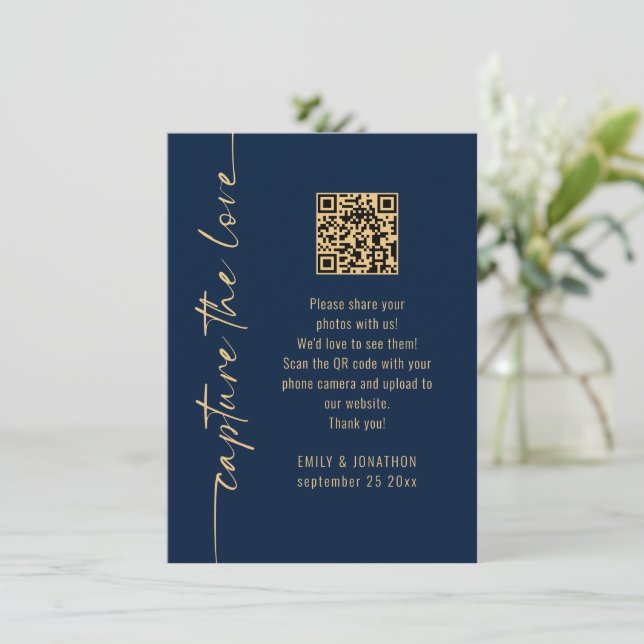 Convite Capture the Love QR Code Navy Gold Wedding Card (Em pé/Frente)