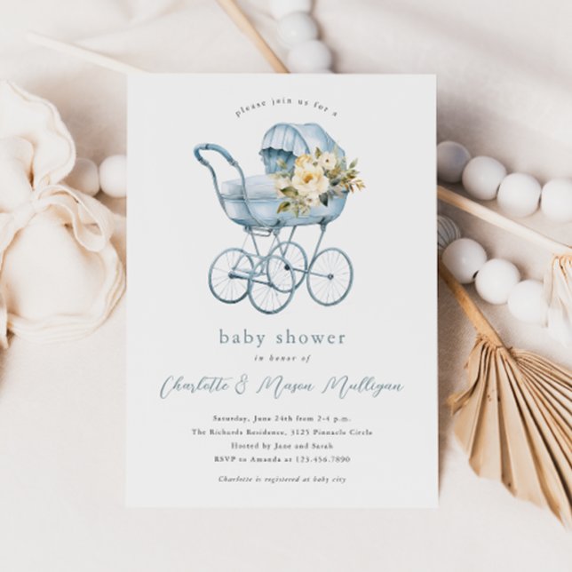 Convite Carrinho de Bebê Antigo Azul Chás de Bebê de Casai (Vintage dusty blue baby carriage with floral bouquet couples boys baby shower invitation.)