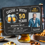 Convite Cartazes de cervejas Black 50th Birthday Foto<br><div class="desc">Procurando ideias de 50 anos dos homens? Estes convites de festas de aniversários rústicos com um tema de festa da cerveja, com uma ilustração de duas canecas de cerveja, o título "Cheers and Beers", um quadro de ingresso e um modelo de foto, são apenas o bilhete para celebrar seu homem...</div>