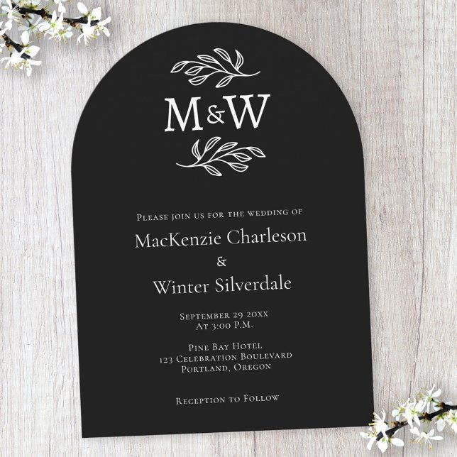 Convite Casal de Casamento Monograma Iniciais Arco Preto (Modern black arch wedding invitation with couple monogram initials and botanical leaf sprig line art)