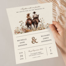 Casal Ocidental Cavalgando Cavalo em um Casamento
