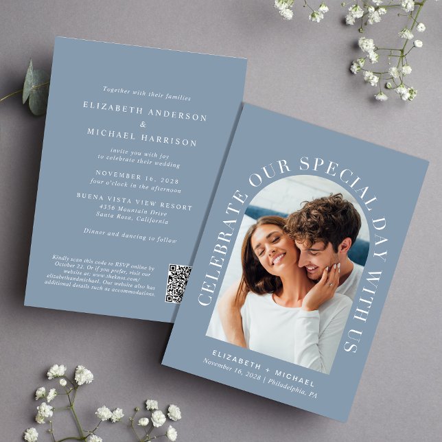 Convite Casamento Azul Dusty com Código QR de Foto em Arch (Celebrate your love story with an invitation showcasing your favorite photo in an elegant arch frame)