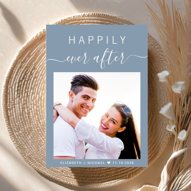 Convite Casamento Azul Dusty com Foto de Script Chic (An chic Happily Ever After photo wedding invitation to set the tone for an unforgettable event)