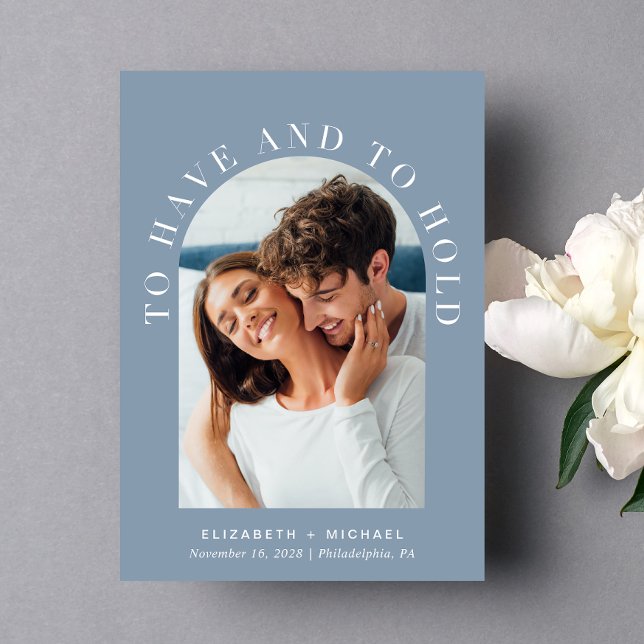 Convite Casamento Azul Dusty com Foto em Arch Moderno (Celebrate your love story with an invitation showcasing your favorite photo in an elegant arch frame)