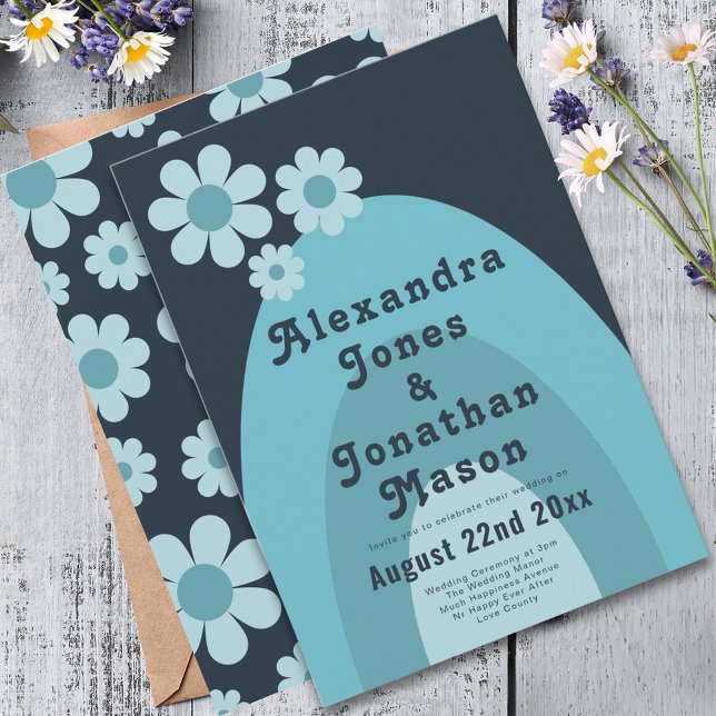Convite Casamento Azul Moderno dos anos 70 (Modern retro daisy arch blue groovy typography wedding invitation )