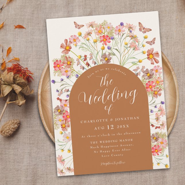 Convite Casamento Boho Outono Flor Silvestre Borboleta (Boho fall wildflower butterfly terracotta arch wedding invitation with elegant modern script )