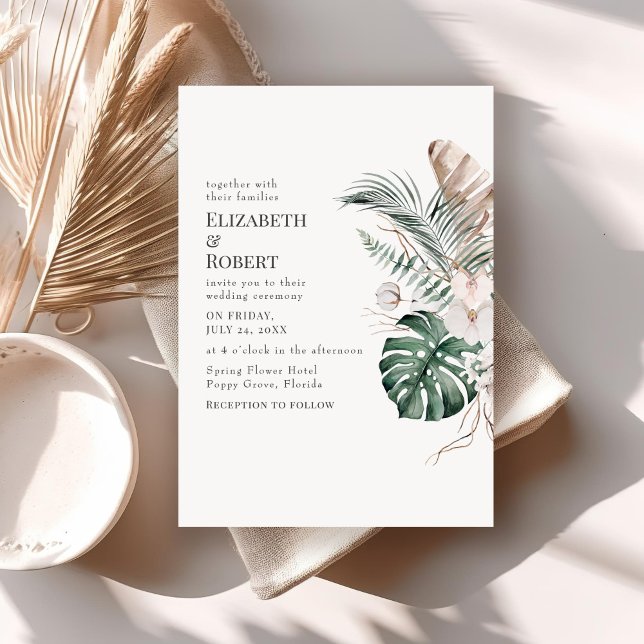 Convite Casamento Boho Tropical Orquídea e Monstera (Boho Tropical Orchid and Monstera Wedding Invitation on neutral boho table.)