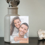 Convite Casamento branco preto no luxo elegante Vellum 2 F<br><div class="desc">Um convite de casamento para fotos de tipografia branca e negra, absolutamente lindo, com uma camada faux vellum (efeito digital) sob o tipo! A parte traseira apresenta uma segunda foto de noivado. Para tornar este design ainda mais único, considere inserir o ano em algarismos romanos. O design é elegante, luxuoso...</div>