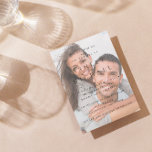 Convite Casamento branco preto no luxo elegante Vellum 3 F<br><div class="desc">Um convite de casamento para fotos de tipografia branca e negra, absolutamente lindo, com uma camada faux vellum (efeito digital) sob o tipo! A parte traseira contém mais duas fotos de noivado. Para tornar este design ainda mais único, considere inserir o ano em algarismos romanos. O design é elegante, luxuoso...</div>