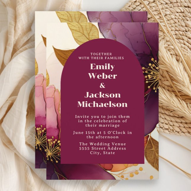 Convite Casamento com Arca Floral Dourada de Bold Plum (Plum, burgundy, gold  floral arch-shaped wedding invitation)