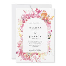 Casamento com arco de flor rosa e esbranquiçada