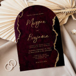 Convite Casamento com Arco de Script Agate Dourado Moderno<br><div class="desc">Este elegante convite de casamento em forma de arco apresenta uma imagem de fundo da cor d'água burgundy,  cortada com falsa brilho dourado. O texto personalizável combina manuscrito,  protetor e fontes itálicas de cor dourada. O verso apresenta um design de burgundy coordenadora e de ouro agate.</div>