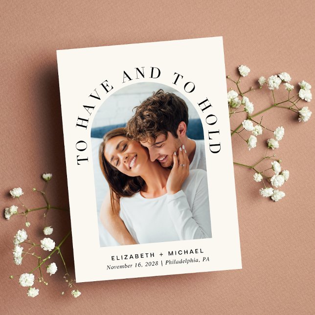 Convite Casamento com Creme de Arch Elegante (Celebrate your love story with an invitation showcasing your favorite photo in an elegant arch frame)