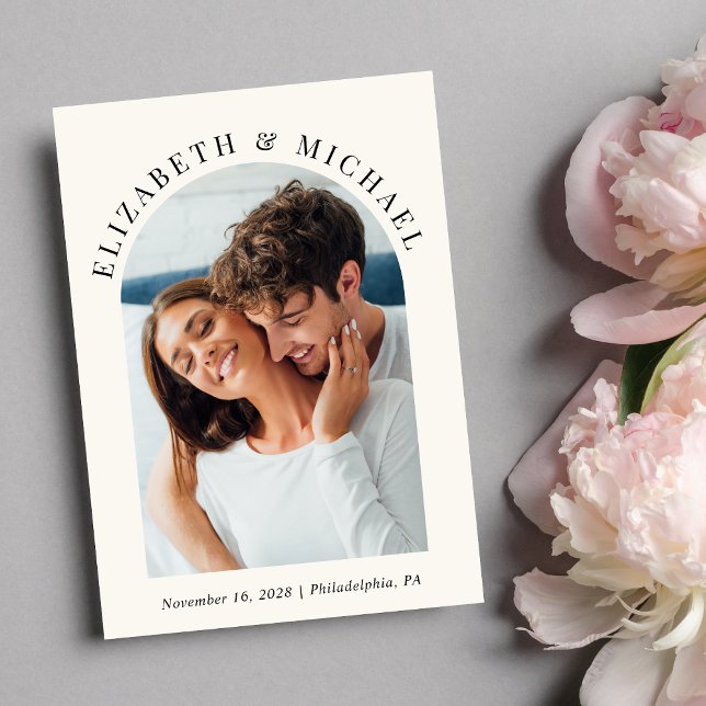Convite Casamento com Creme de Código QR de Foto em Arco M (Celebrate your love story with an invitation showcasing your favorite photo in an elegant arch frame)