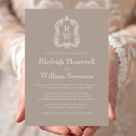 Convite Casamento com Crest de Monograma em Taupe Clássico