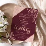 Convite casamento com dourado-rosa confetti chic burgundy<br><div class="desc">Rosa Dourada glitter confetti e tipografia de blocos coloridos no casamento geométrico de burgundy vermelha e de listras geométricas de ouro falso rosa,  perfeito para um casamento elegante e luxuoso, </div>