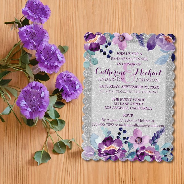 Convite Casamento com Floral em Aquarela Roxa e Brilho Pra (Flat lay romantic plum lilac spring watercolor lavender pansy floral silver glitter Rehearsal Dinner)