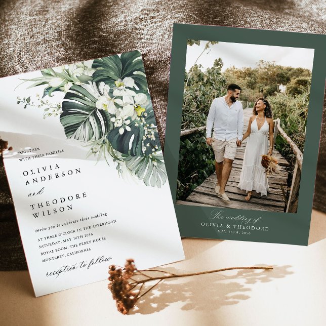 Convite Casamento com Foto de Monstera Verde Tropical Salv (Tropical photo wedding invitation sage green monstera floral suite with couple photo card)