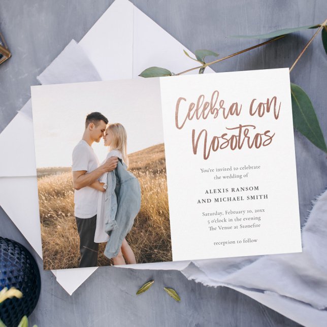 Convite Casamento com Foto Moderna Espanhola Celebra con N (Spanish 2 Photo Wedding invitation with modern rose gold foil script Celebrate with Us typography.)