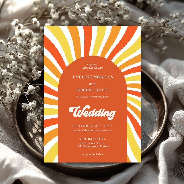 Convite Casamento com sol amarelo-alaranjado (Retro groovy waves orange yellow sun wedding invitation)