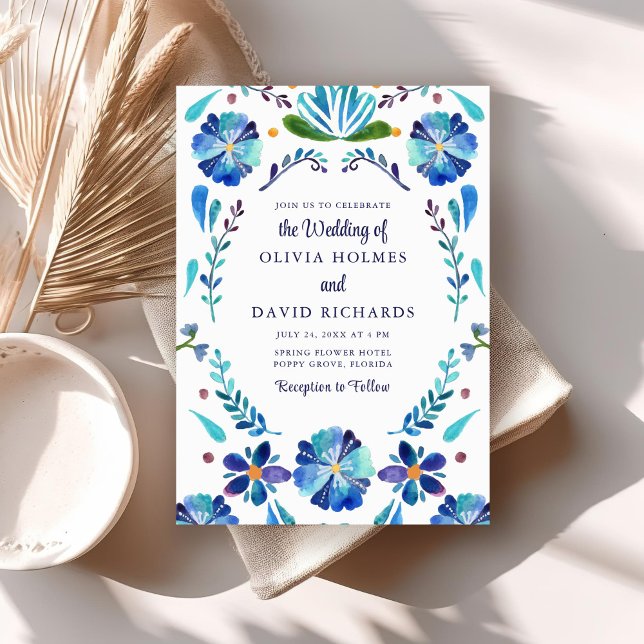 Convite Casamento com tema Fiesta Floral Mexicana Azul e B (Blue and White Mexican Floral Fiesta Wedding Invitation on a boho table.)
