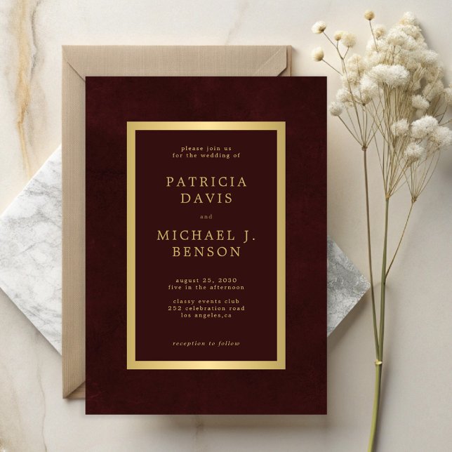 Convite Casamento com tipografia simples dourada burgundy  (Criador carregado)