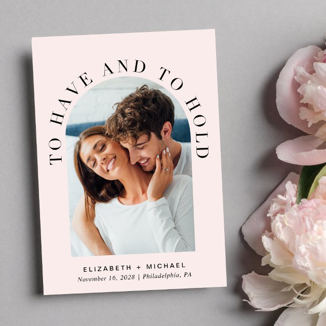 Convite Casamento Cor-de-rosa com Foto em Arch Moderno (Celebrate your love story with an invitation showcasing your favorite photo in an elegant arch frame)