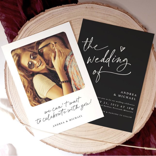 Convite Casamento Coração Escrita à Mão Preto e Branco Mod (Modern trendy black and white wedding invitation black with white text and photo on the back.)
