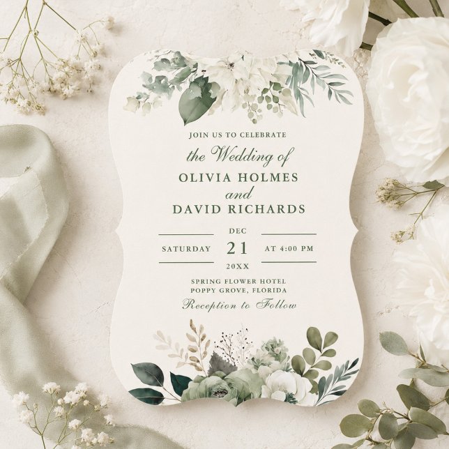Convite Casamento Curvo em Verde Salvia e Flores de Marfim (Elegant Sage Green & Ivory Flowers Curved Wedding Invitation on a table with white flowers )
