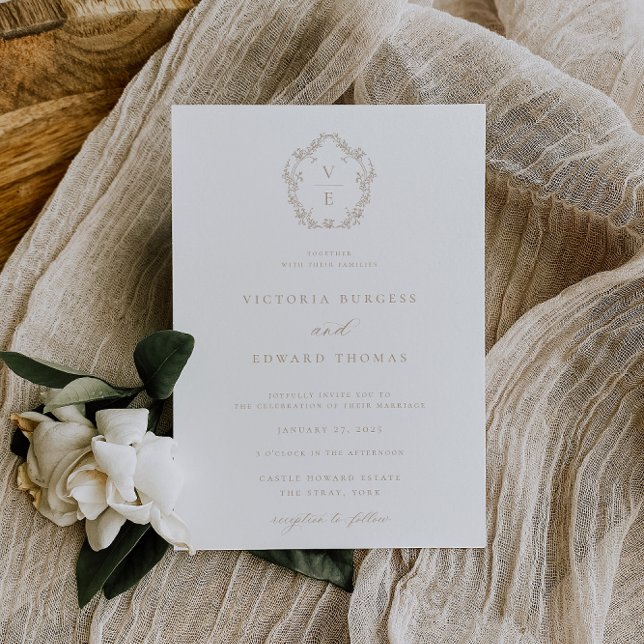 Convite Casamento da Regency Era Crest Beige Monogramas (Criador carregado)