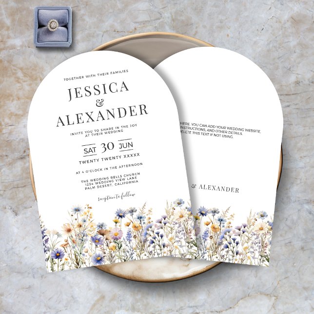 Convite Casamento de Arca Elegante de Flores Selvagens Dus (Dusty Blue Wildflowers Elegant Arch Wedding Invitation with Modern Typography, Optional Text on Back)