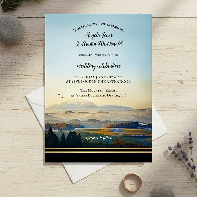 Convite Casamento de Arte na Paisagem Elegante (Wedding invitation featuring a modern landscape painting of mountains with golden lining)