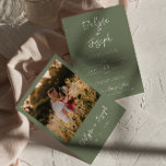 Convite Casamento de Boho Verde do Sage Moderno Minimalist<br><div class="desc">Um convite de modelo de casamento simples e elegante. Que apresenta um fundo verde de sábio simples. E os primeiros nomes da noiva e do noivo, com letras brancas e simples, e informações editáveis com o website RSVP. Barato e é também um convite eletrônico digital. Todas as informações são personalizáveis...</div>