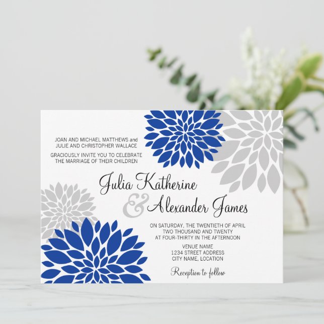 Convite Casamento de Burst Floral Real Azul e Cinza de Pra (Em pé/Frente)