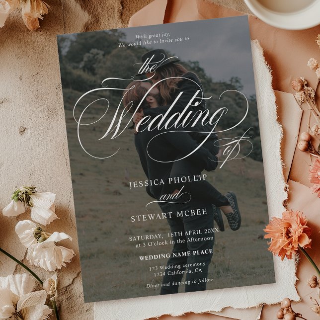 Convite Casamento de caligrafia branco-chic 2 fotos preto (Chic white black 2 photos calligraphy wedding invitation)