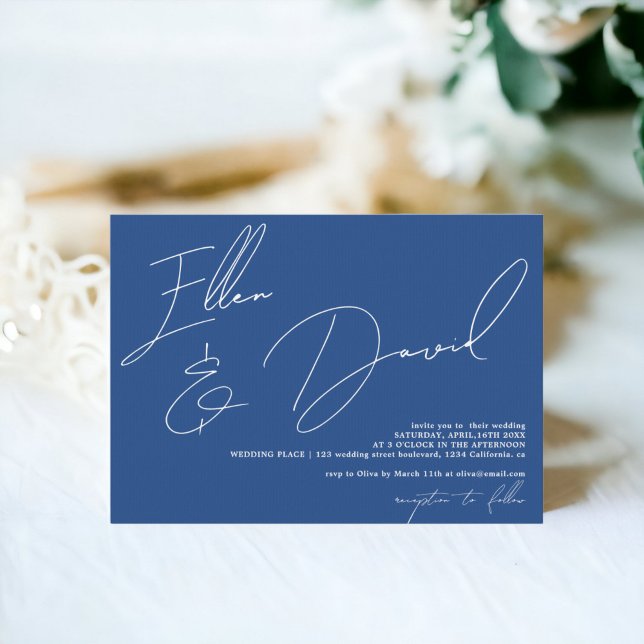 Convite Casamento de caligrafia com script de nomes Modern (Modern names script calligraphy blue wedding invitation on blue)