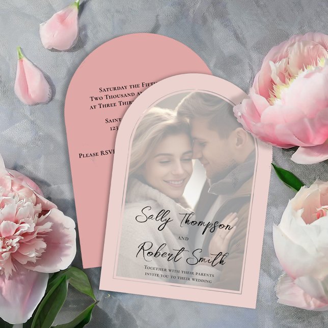 Convite Casamento de Caligrafia de Foto Rosa Corada Script (Elegant blush pink arch photo wedding invitations.)