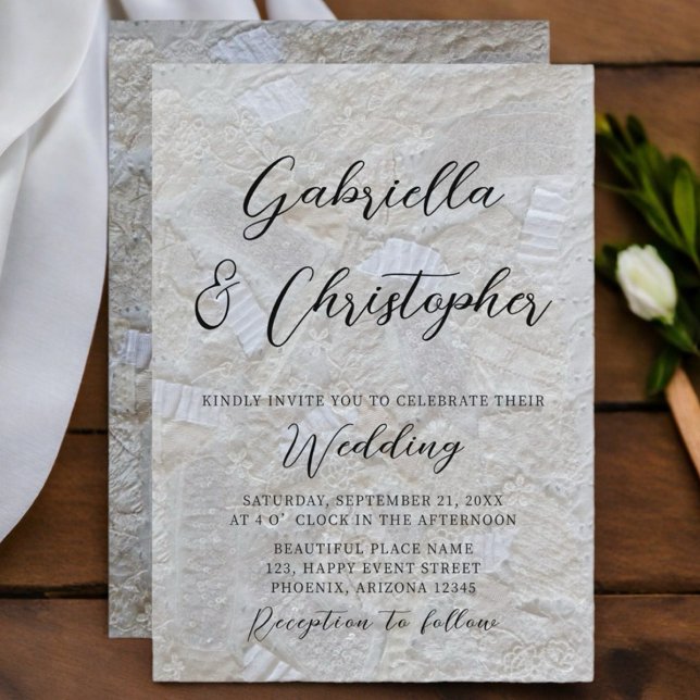 Convite Casamento de caligrafia negra com padrão de creme  (Criador carregado)