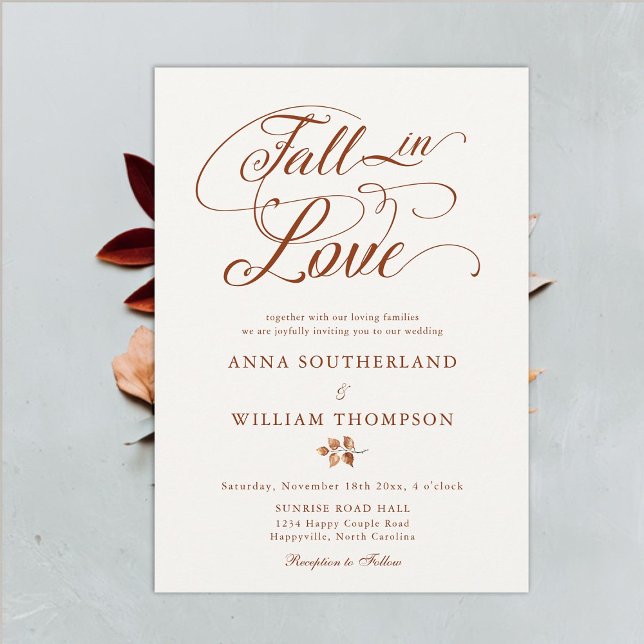 Convite Casamento de Caligrafia Romântica Elegante (Fall in Love wedding invitation romantic calligraphy leaves terracotta elegant rustic boho classic)