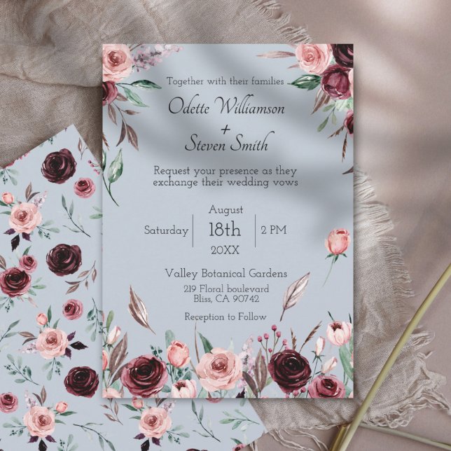 Convite Casamento de Campo com Flores Azuis e Vermelho Bur (A rustic dusty blue wedding invitation with burgundy and blush pink watercolor flowers )