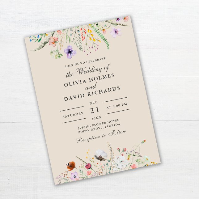 Convite Casamento de Campo de Flores Silvestres em Aquarel (Taupe Watercolor Wildflower Meadow Wedding Invitation on white wooden table.)