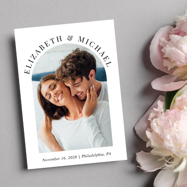 Convite Casamento de Código QR de Foto em Arch Moderno (Celebrate your love story with an invitation showcasing your favorite photo in an elegant arch frame)