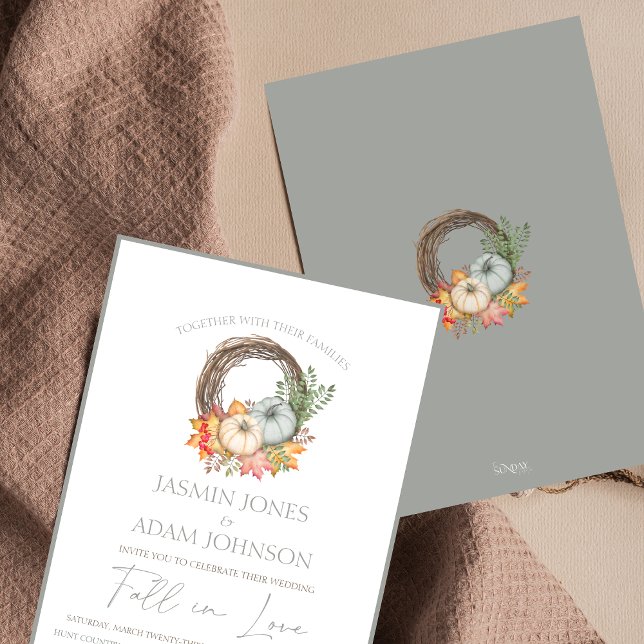 Convite Casamento de Colheita de outono Russo de Cinzas Mo (Fall in Love Dusty Blue Autumn Pumpkin Wedding Invitation)