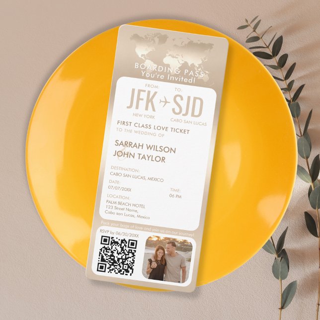 Convite Casamento de Destino do Bilhete de Passagem de Emb (modern elegant gold boarding pass wedding invitation with a photo and qr code)