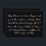 Convite Casamento de Estilo Escrito à Mão Preto e Branco<br><div class="desc">Os detalhes do casamento estão listados em estilo manuscrito,  texto branco. O verso do convite é um preto sólido com texto branco para a data.</div>