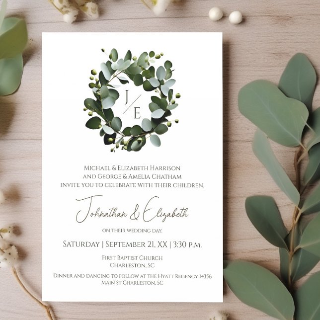 Convite Casamento de Eucalyptus Wreath, Monograma Moderno  (White Modern Monogram Eucalyptus Wreath Wedding Invitation)