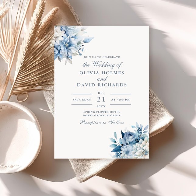 Convite Casamento de Flores Selvagens Azuis e Elegantes Mo (Modern Elegant Dusty Blue Wildflowers Wedding Invitation on a sunny neutral boho table.)