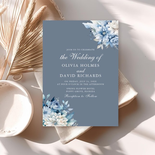 Convite Casamento de Flores Selvagens Azuis Moderno Boho D (Modern Boho Dusty Blue Wildflowers Wedding Invitation on a sunny neutral boho table.)